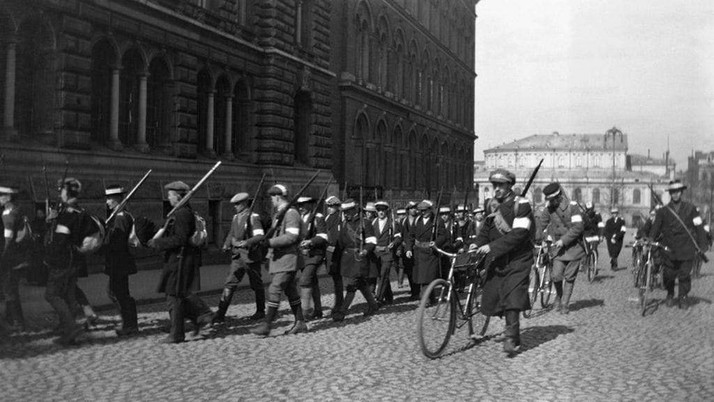 Helsingin valtaus: Valkokaartilaisia Erottajankadulla vuonna 1918.