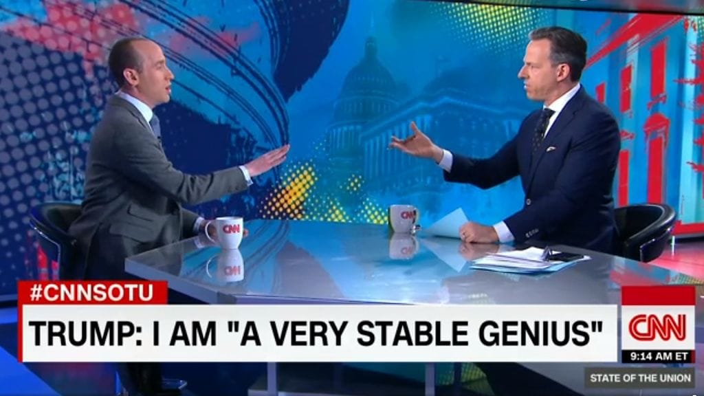 Kuvakaappaus Jake Tapperin (oikealla) haastatteluohjelmasta, jossa vieraana oli Donald Trumpin avustaja Stephen Miller.