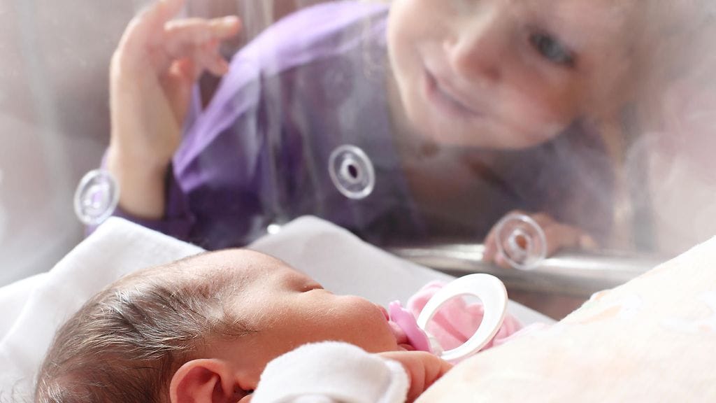 Pikkutyttö pääsi näkemään läheltä pikkuveljensä syntymän.