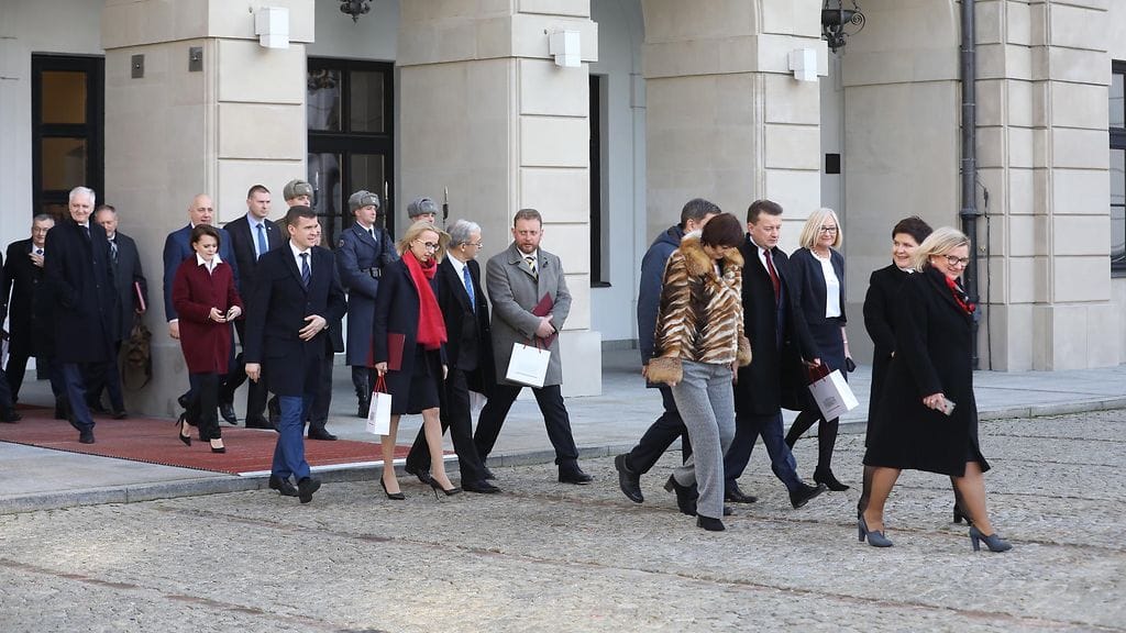 Ministereitä poistumassa presidentinlinnasta Varsovassa uuden hallituksen nimeämisen jälkeen.