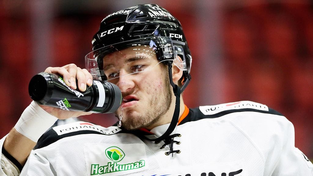 Miro Karjalainen taklasi itsensä suihkuun.