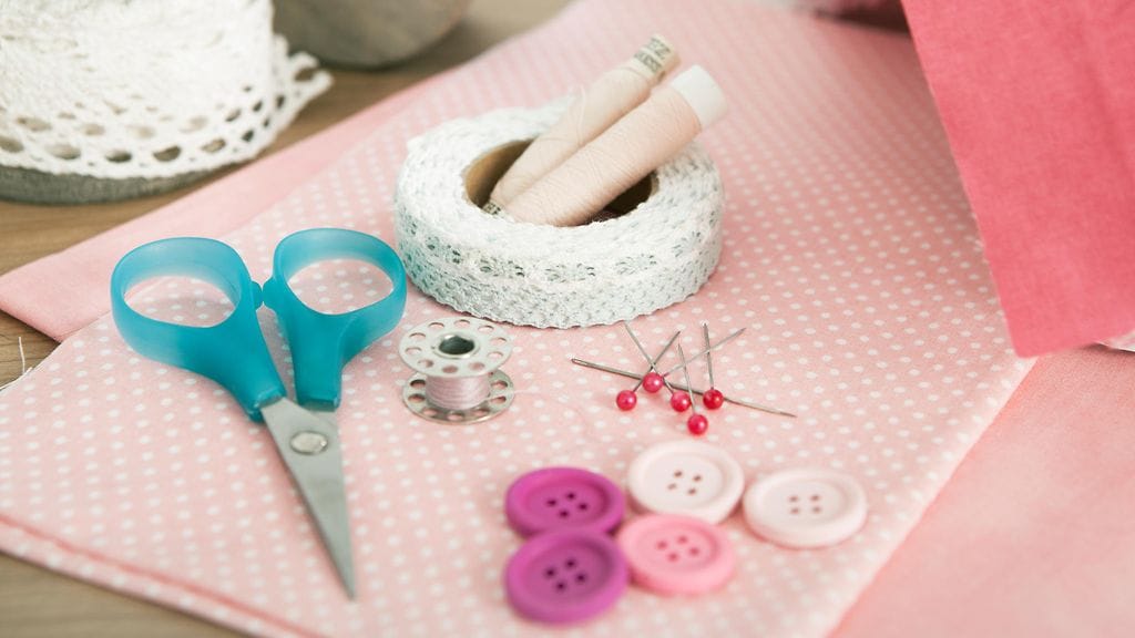 Miksi ostaa kalliilla, kun voi tehdä itse halvalla? Amber loihtii edullisista mekoistaan muutamalla eurolla toinen toistaan näyttävämpiä asukokonaisuuksia. Kuvituskuva.