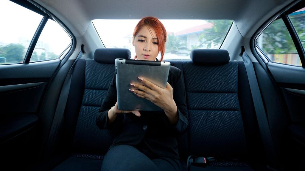 Kuvituskuva. Kuvan henkilö ei liity juttuun, mutta ilman turvavyötä matkustavana olisi iskeytymispainoltaan useita tuhansia kiloja.