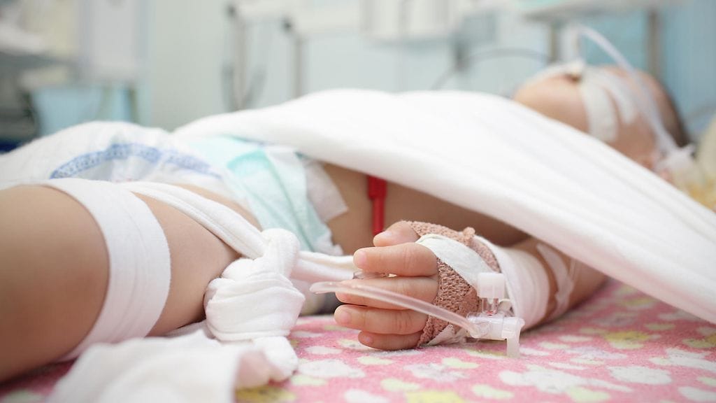 Vakavaan syöpään sairastanut lapsi elää paraikaa elämänsä viimeisiä hetkiä.