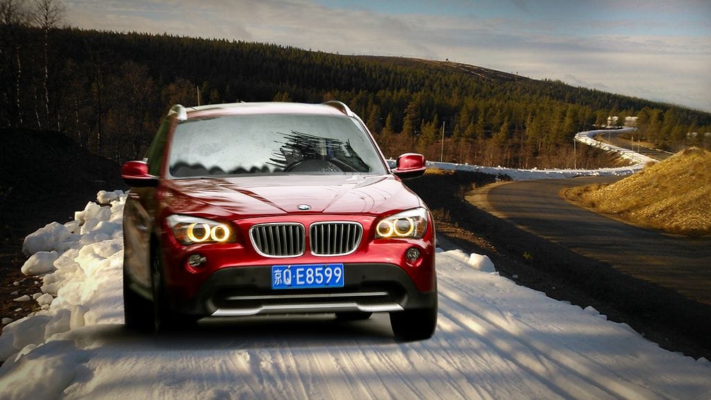 Ulkomaalaisia turisteja joutuu silloin tällöin patistelemaan tai hinaamaan pois Lapin latupohjilta, jonne he ovat ajaneet jumiin vuokra-autonsa. Jutun kuvituskuvaa on käsitelty.