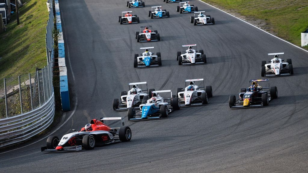 F4-autot Ahvenistolla 2016.