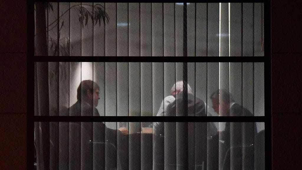 Saksan SPD:n varapuheenjohtaja Ralf Stegner, Hessenin osavaltion ministeripresidentti ja Saksan kristillisdemokraattisen unionin Volker Bouffier sekä sisäministeri Thomas de Maiziere neuvottelemassa 11. tammikuuta 2018.