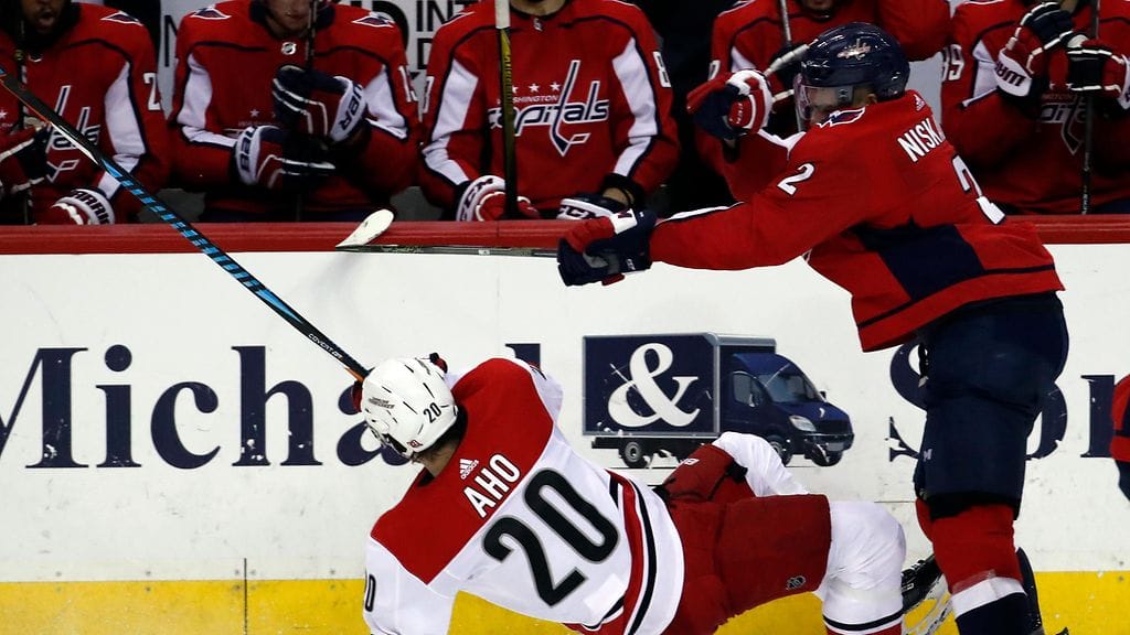 Washingtonin Matt Niskanen taklaamassa Sebastian Ahoa.