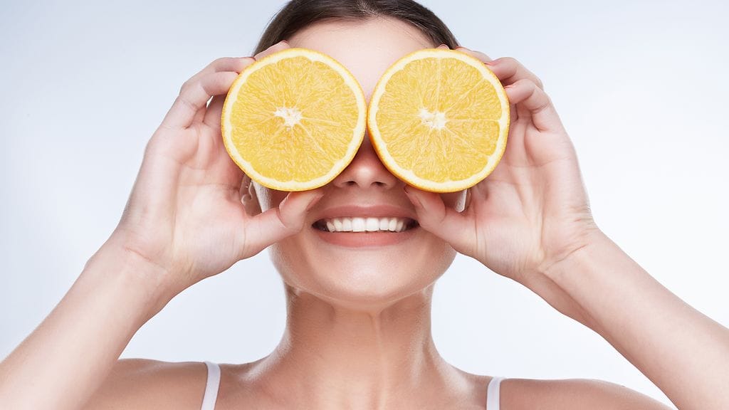 Muutamat tutut herkut toimivat apuna myös tummiin silminalusiin. Kuvituskuva.