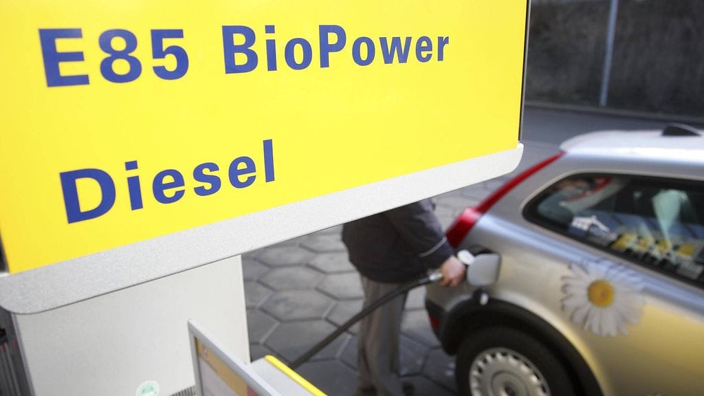 Flexifuel-Volvoa tankataan.