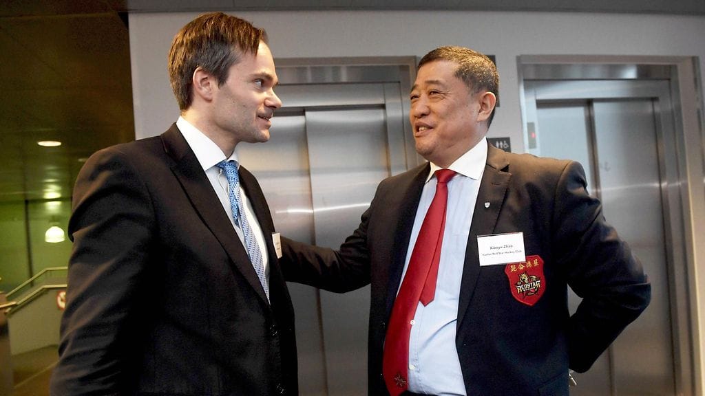 Ulkomaankauppa- ja kehitysministeri Kai Mykkänen ja Kunlun Red Starin hallituksen puheenjohtaja ja entinen Aasian kehityspankin varapääjohtaja Zhao Xiaoyu Helsingissä Jokereiden järjestämässä seminaarissa.