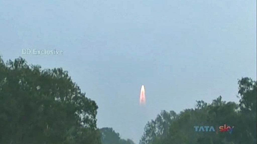 Kuvassa taivaalle ammutaan intialainen sateliitti.