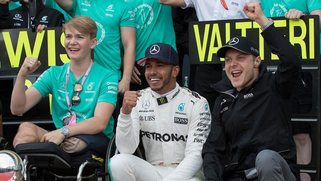 Billy Monger (vas.) poseerasi yhdessä Mercedeksen F1-tallin Lewis Hamiltonin ja Valtteri Bottaksen kanssa viime kauden Silverstonen GP:n jälkeen.