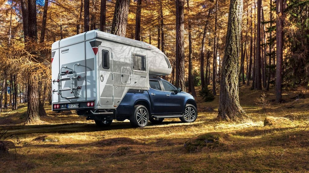 Tischerin Trail 230S kiinnitettynä Mercedes-Benzin X-sarjalaisen lavalle.