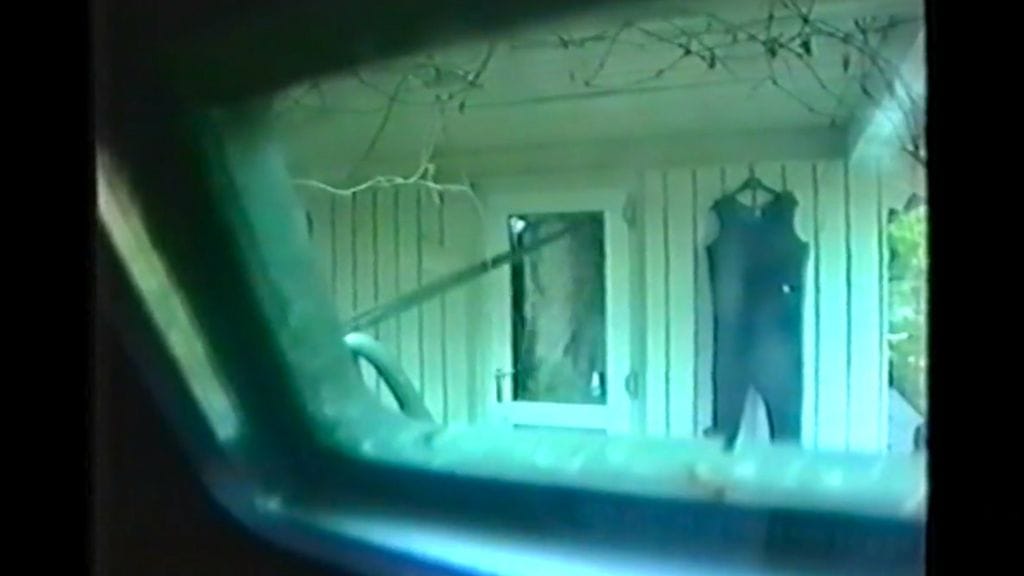 Piirityksen loppuvaiheessa poliisi rikkoi huvilan ikkunat ja yritti savustaa Jorma Huohvanaista ulos kyynelkaasulla. (Kuva: poliisin video)