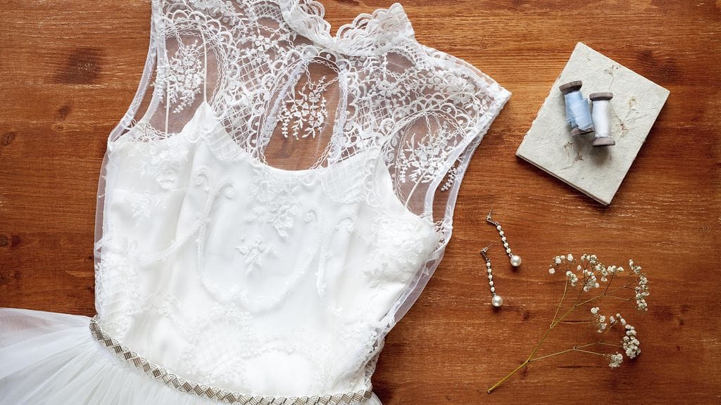 Elämää ilman aviomiestään jatkaneen naisen hääpuku on kaupan. Kuvituskuva.