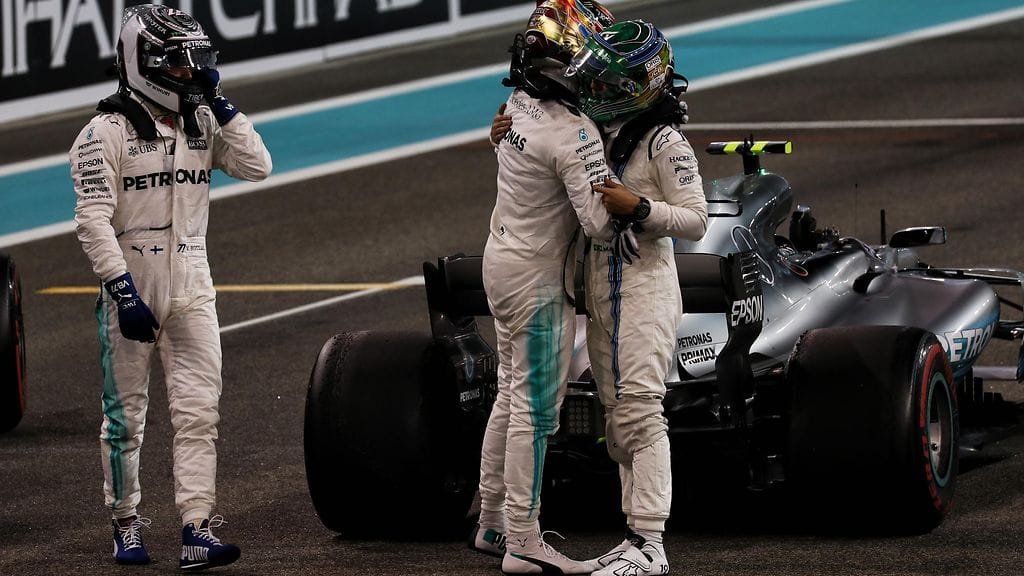 Lewis Hamilton halaamassa Felipe Massaa (oik.) tämän viimeisen F1-kisan jälkeen Abu Dhabissa marraskuussa 2017. Vasemmalla Valtteri Bottas.