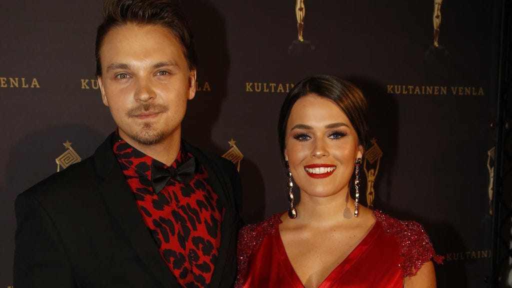 Roope Salminen ja Sara Sieppi olivat yksi Kultainen Venla -gaalan kuvatuimmista pareista.