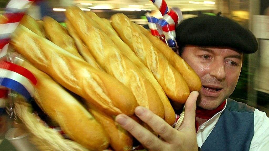 Vuoden 1993 hallituksen laatiman ”leipäasetuksen” mukaan ranskalainen perinteinen patonki valmistetaan käyttämällä vain neljää ainesosaa: jauhoja, hiivaa, suolaa ja vettä.