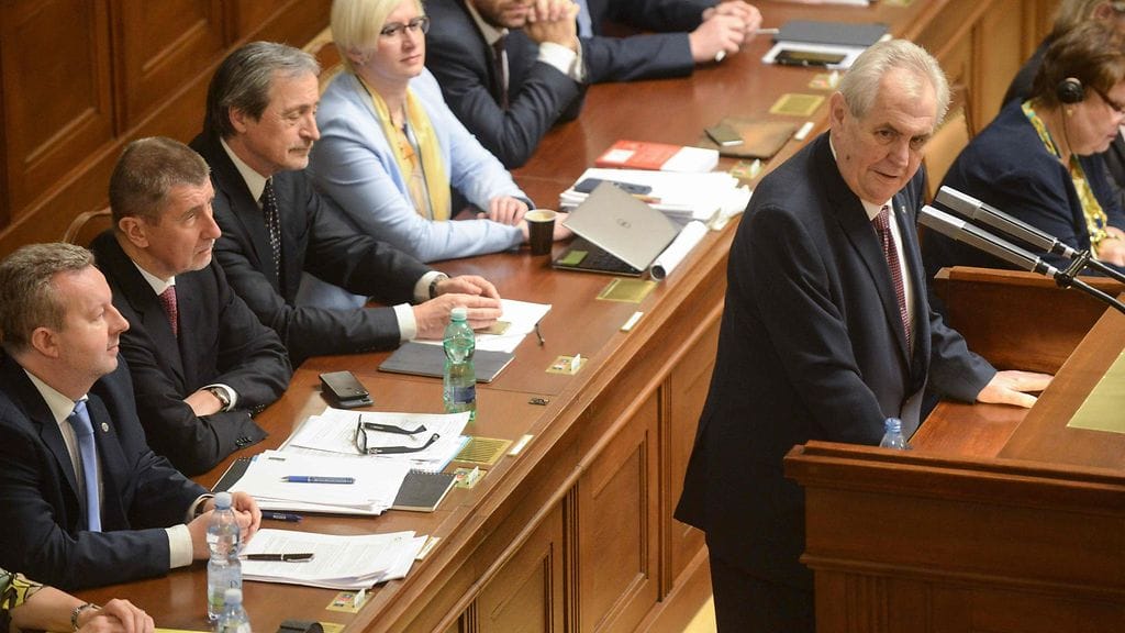 Ehdokkaita presidentiksi on kahdeksan. Ehdolla on muun muassa nykyinen presidentti, EU-vastainen Milos Zeman, joka pyrkii toiselle kaudelle.