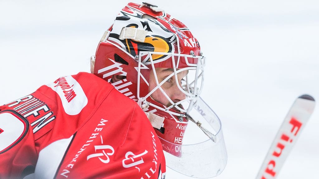 Mika Järvinen loukkaantui, kun hän sai kiekon kasvoihinsa.