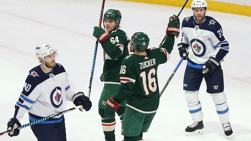 Mikael Granlund tuulettaa maaliaan Winnipegiä vastaan.