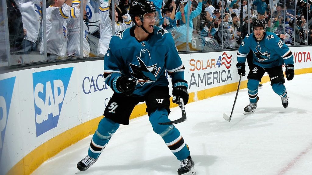 San Jose Sharksin Joonas Donskoi tuikki ottelun ykköstähtenä Arizona Coyotesia vastaan.