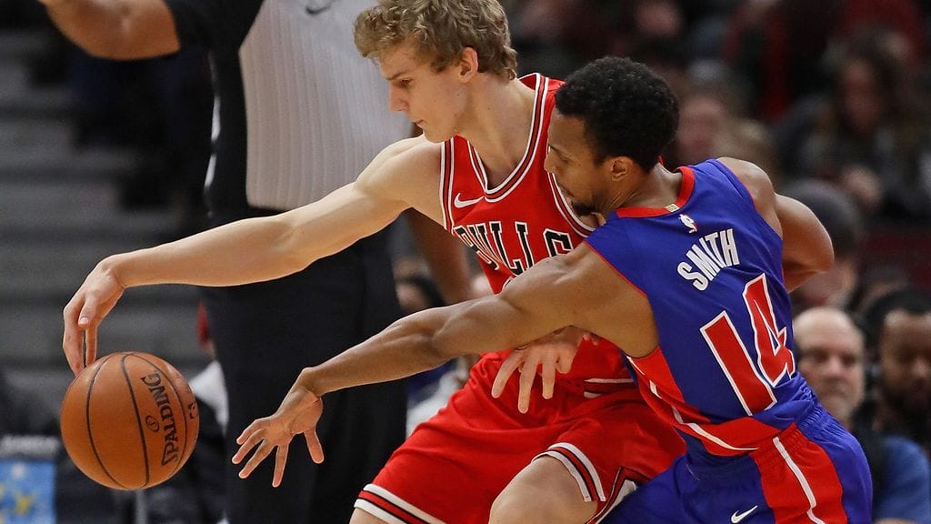 Lauri Markkanen suojaa palloa Detroitin Ish Smithia vastaan.