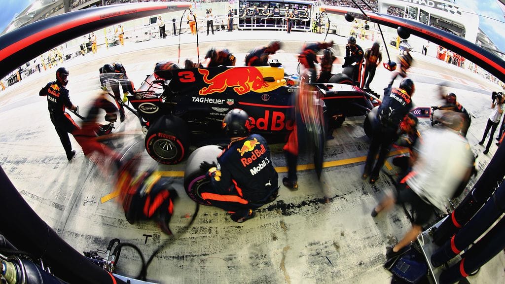 Red Bull luottaa yhä Renault'n moottoriin, mutta kakkostiimi Toro Rosso vaihtaa jo Hondalle.