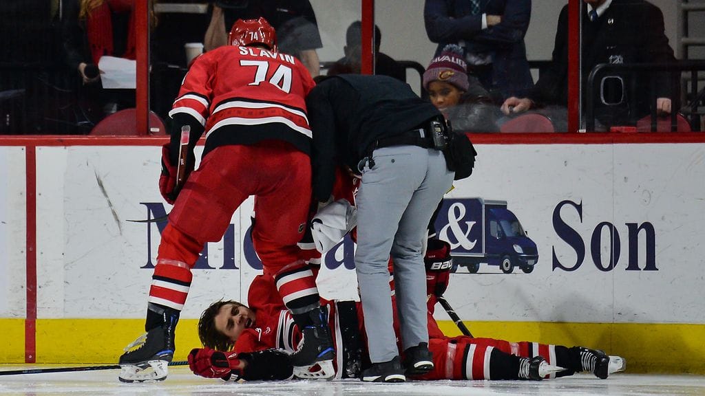 Sebastian Aho makasi Mark Giardinon taklauksen jälkeen tuskaisen näköisenä jään pinnassa.