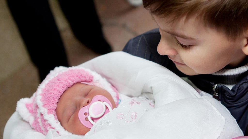 Kuolemansairas poika ehti kuin ehtikin tavata pikkusiskonsa. Kuvituskuva.