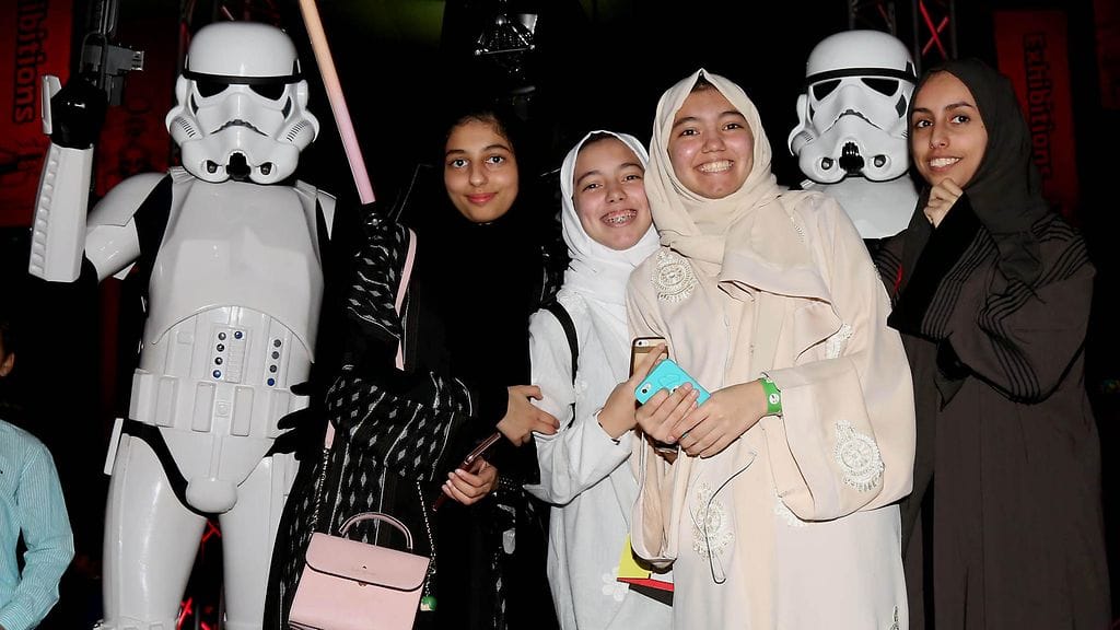 Saudinuoria viime helmikuussa Jeddassa Comic Con -sarjakuvatapahtumassa, joka oli maan ensimmäinen laatuaan. Osa osallistujista oli pukeutunut Tähtien Sota -hahmoiksi.