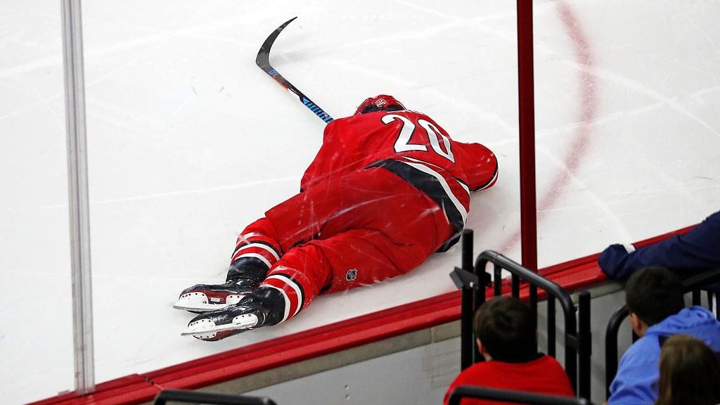 Sebastian Aho makasi rajun taklauksen jäljiltä jään pinnassa.