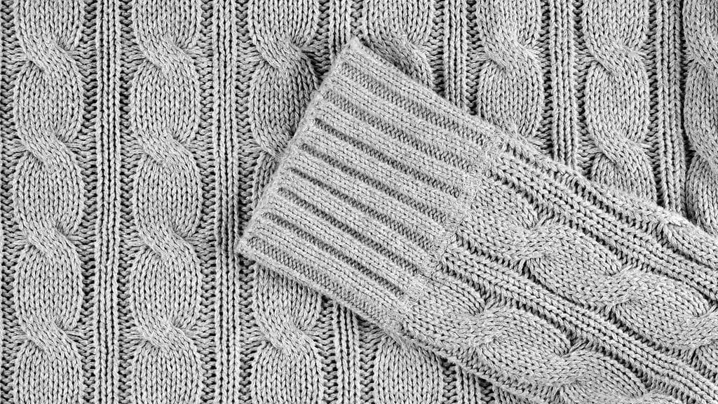 Ihanan pehmeä neule voi kätkeä sisäänsä synteettisiä materiaaleja.