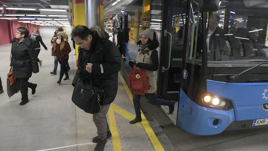 Liityntäliikenteen matkustajia bussiterminaalissa Matinkylässä.