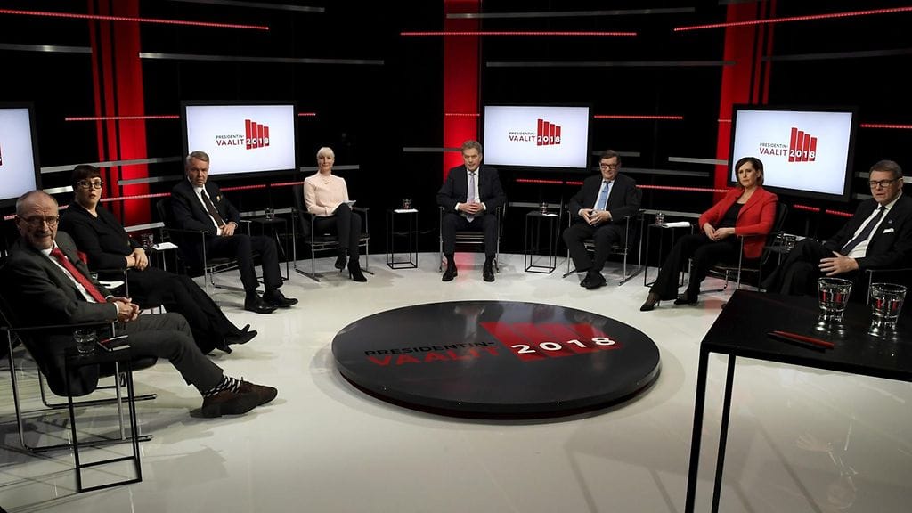 Nils Torvalds, Merja Kyllönen, Pekka Haavisto, Laura Huhtasaari, Sauli Niinistö, Paavo Väyrynen, Tuula Haatainen ja Matti Vanhanen MTV3:n Suuressa Presidenttitenttissä 13. joulukuuta 2017.