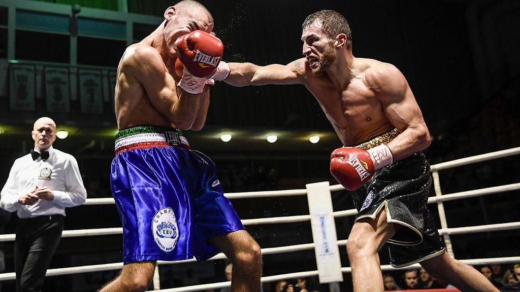 Edis Tatli ottelussa Francesco Pateraa vastaan.