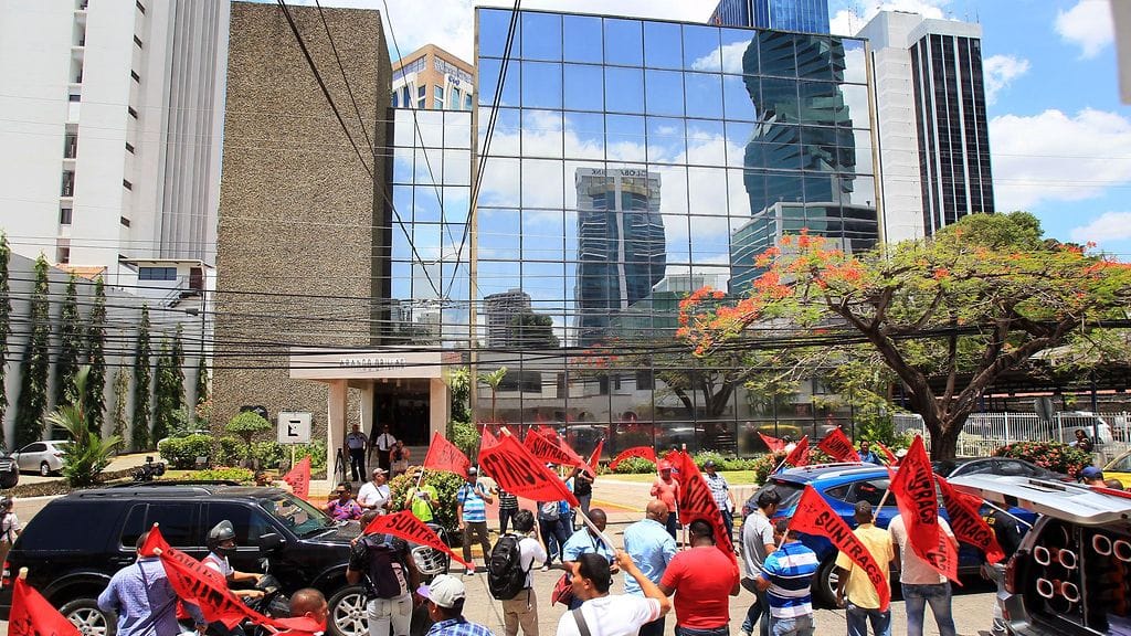 Mielenosoittajia lakifirma Mossack Fonsecan edessä Panama Cityssä keväällä 2016. "Panaman paperit" -tietovuoto sai alkunsa Mossack Fonsecasta vuotaneista asiakirjoista.