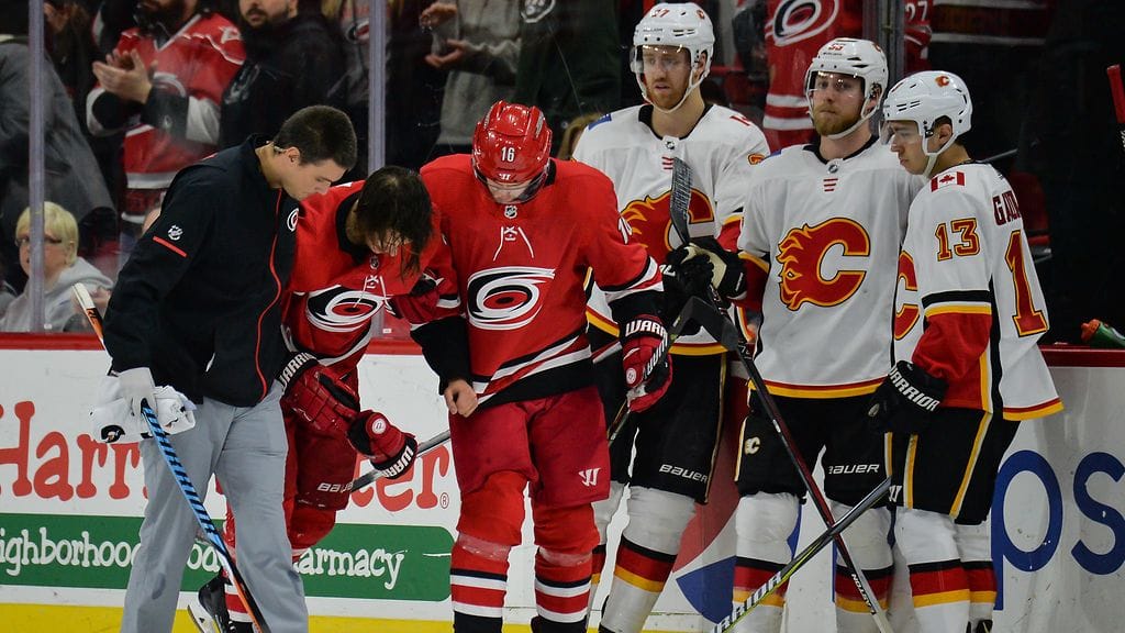 Sebastian Ahoa talutetaan kaukalosta sunnuntain ottelussa.