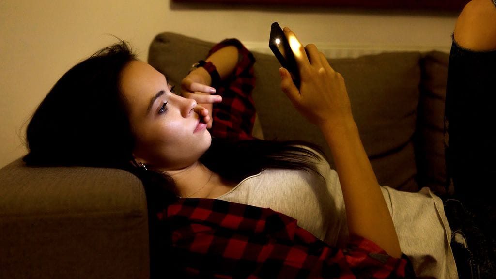 Näytön värin muuttaminen harmaisiin sävyihin voisi auttaa voittamaan puhelinriippuvuuden.