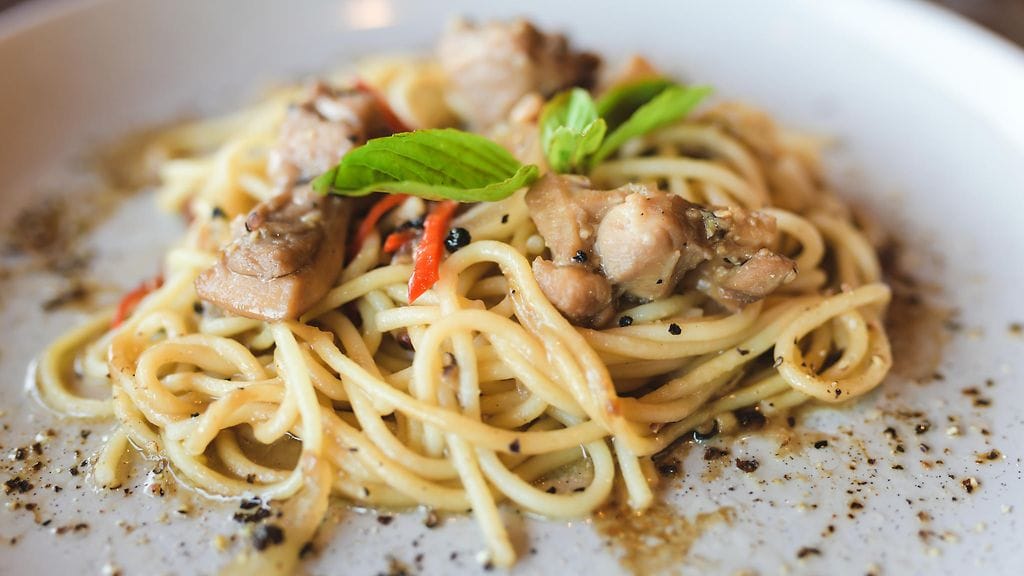 Spaghetin tilalla voi käyttää capellinipastaa.