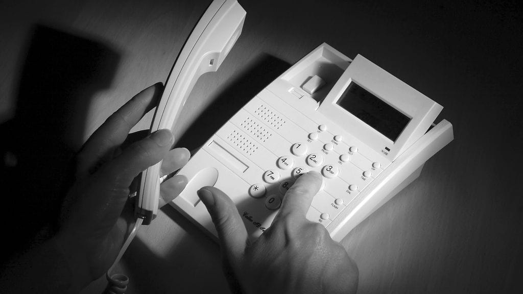 Liikkeellä on huijaus, jossa ihmisille on tarjottu puhelimitse kiinteistöjen sähkötarkastuksia Tukesin nimissä. Kuvituskuva.