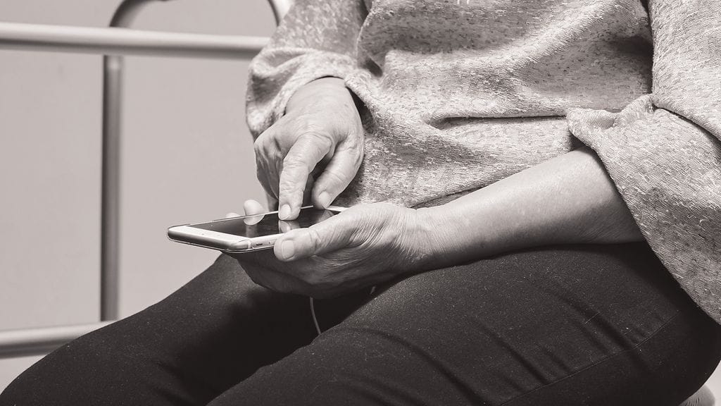 Epäiltyjen uskotaan esiintyneen puhelimessa poliiseina, yrittäen näin urkkia tietoonsa vanhusten pankkitunnukset.