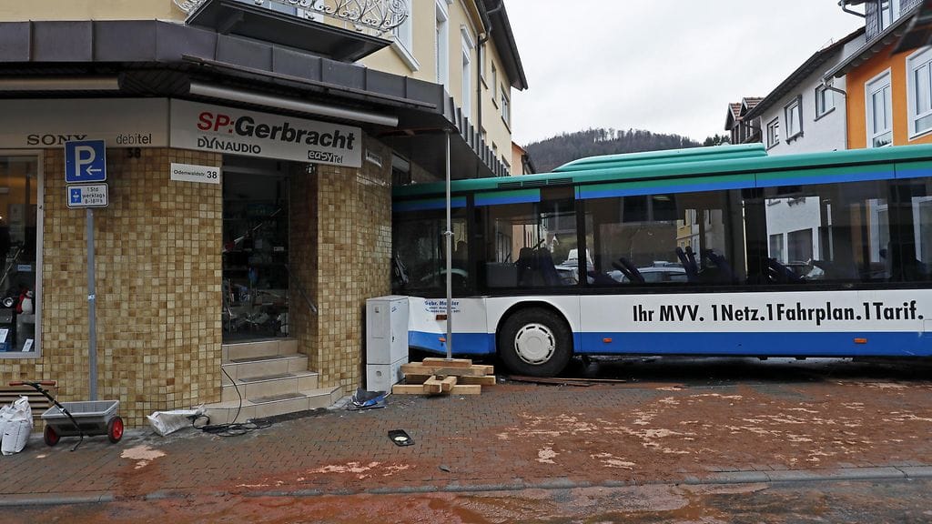 Koululaisia kuljettanut linja-auto törmäsi suoraan kovalla vauhdilla elektroniikkaliikkeen seinään.