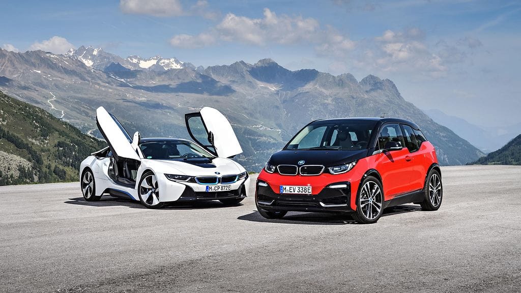 Vasemmalla BMW i8, oikealla i3.