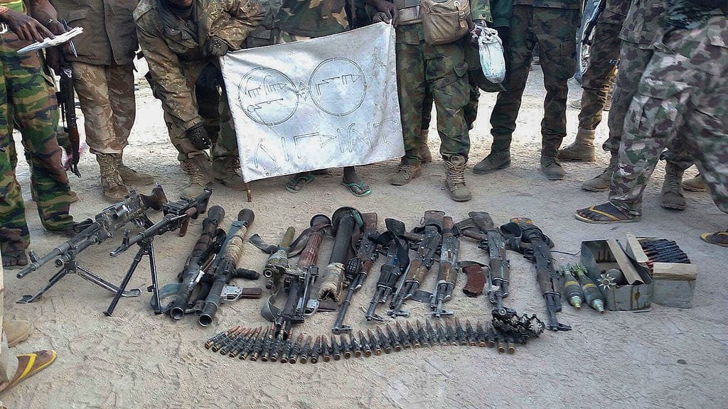 Kuvassa äärijärjestöltä kerättyjä aseita 
helmikuussa 2016.