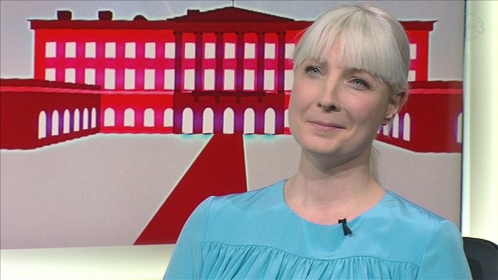 Laura Huhtasaari syyttää Mauno Koivistoa 1990-luvun pankkikriisistä.