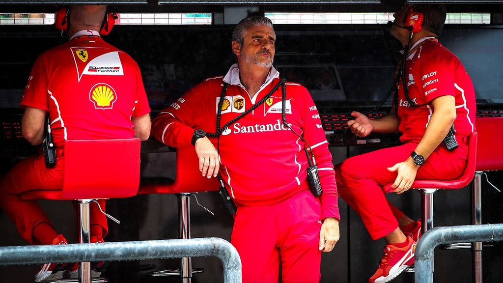 Tallipäällikkö Maurizio Arrivabene varikkomuurilla.