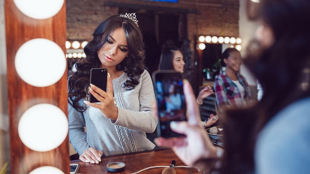 Kun otat kuvat selfie-kameralla, näet kasvosi siitä suunnasta kuin mistä muut ihmiset ne tavallisesti näkevät!