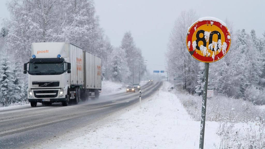 Maanteillä nopeus lasketaan yleensä 80 kilometriin tunnissa.